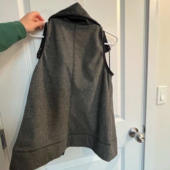 **SOLD** Under Armour Vest - Picture 3 of 4